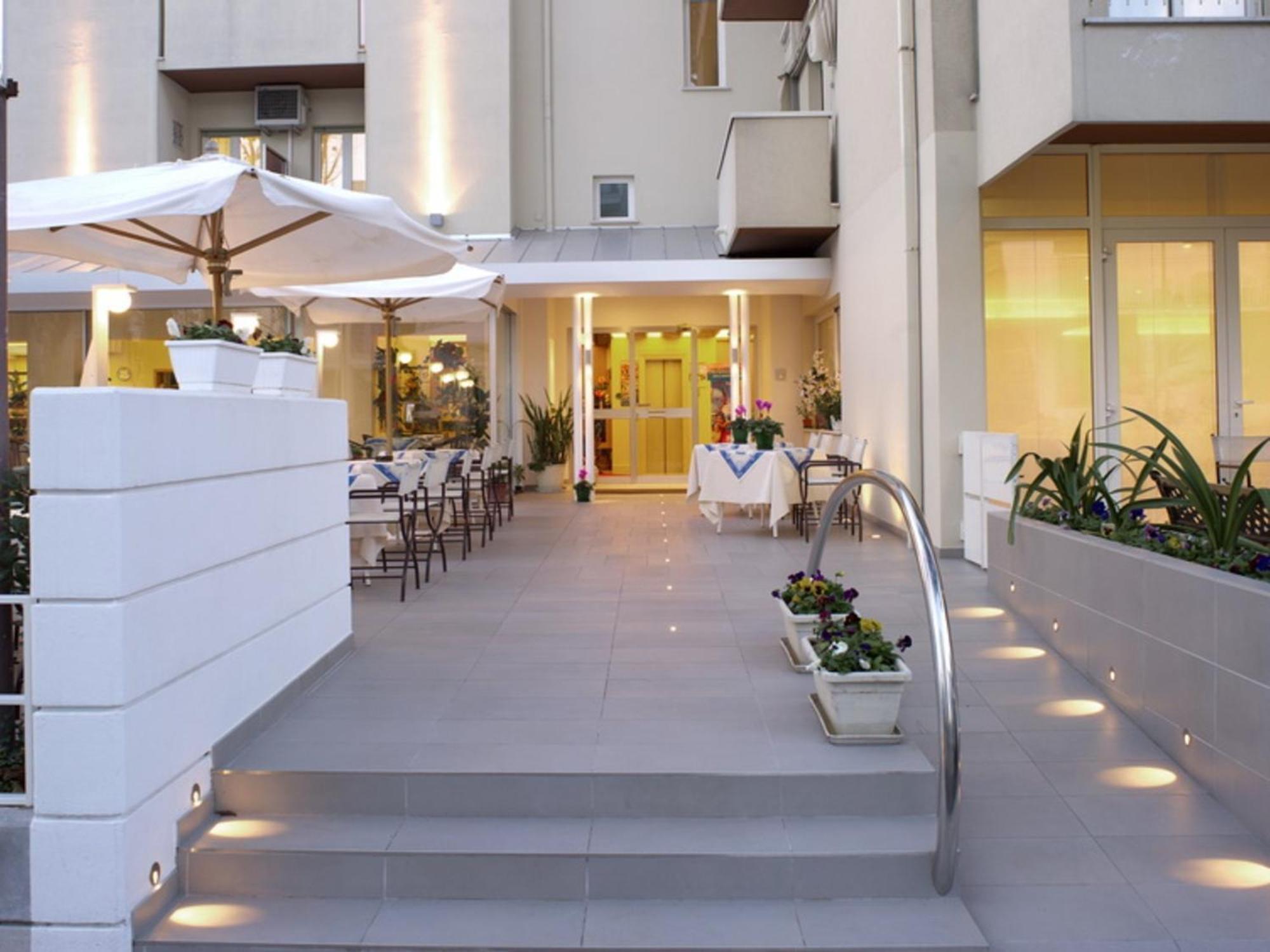 Hotel Nives Riccione Luaran gambar
