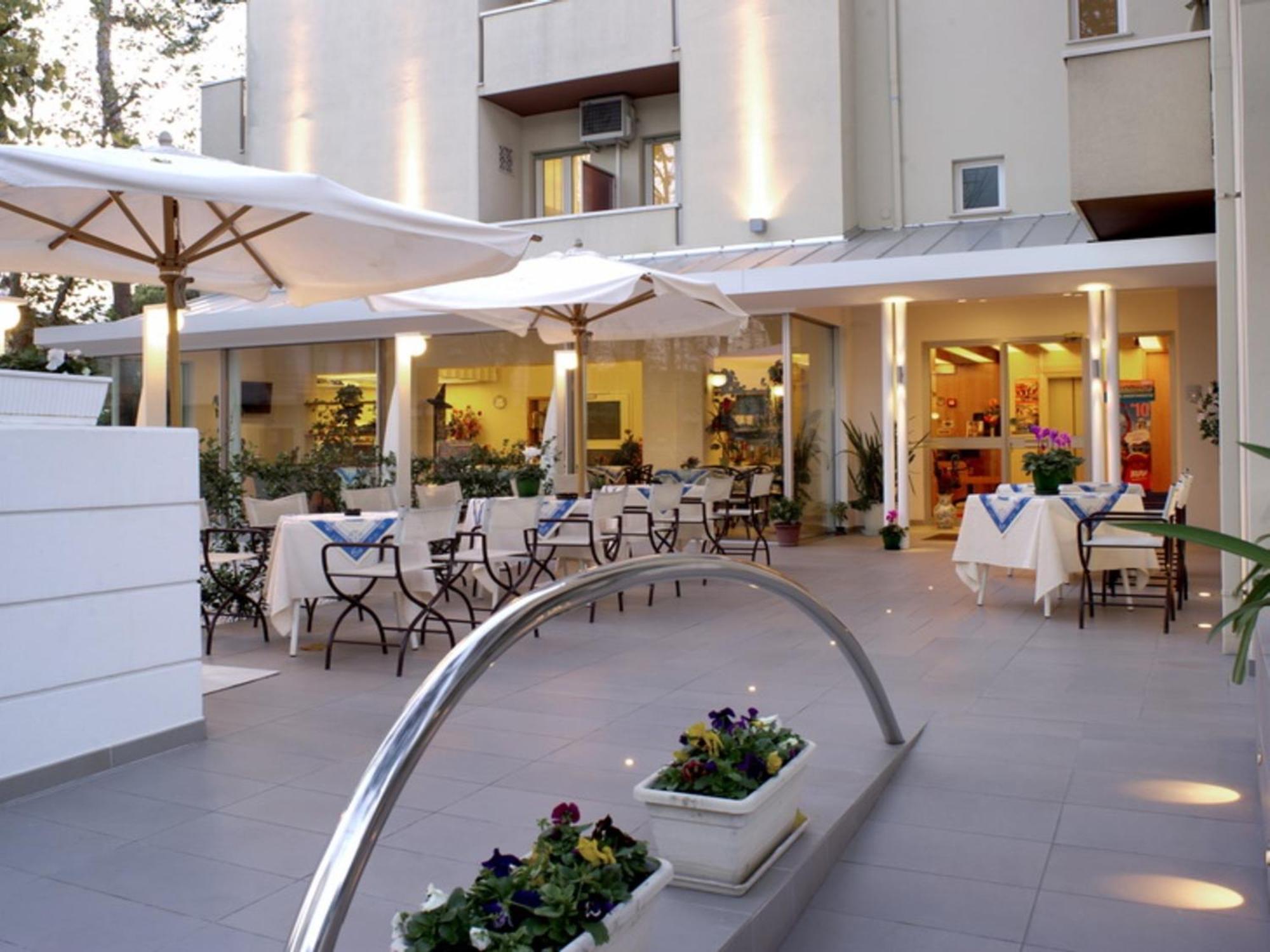 Hotel Nives Riccione Luaran gambar